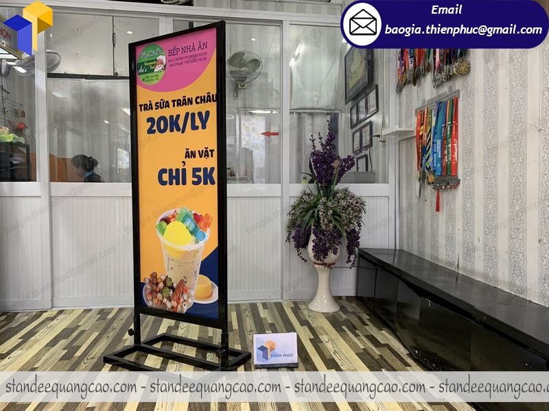 thiết kế standee khung sắt ngoài trời