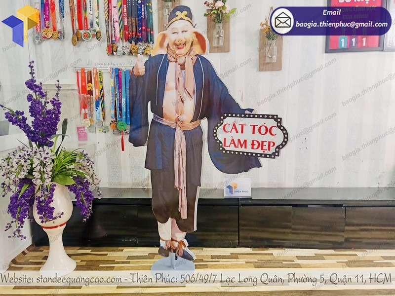thiết kế standee nhân vật quảng cáo