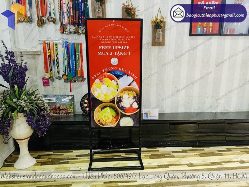 thiết kế standee quảng cáo khung sắt