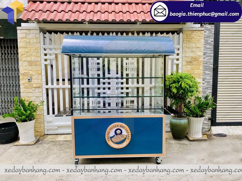quầy sắt bán bánh mì