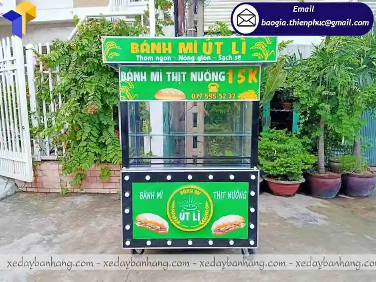 xe bán bánh mì bằng sắt