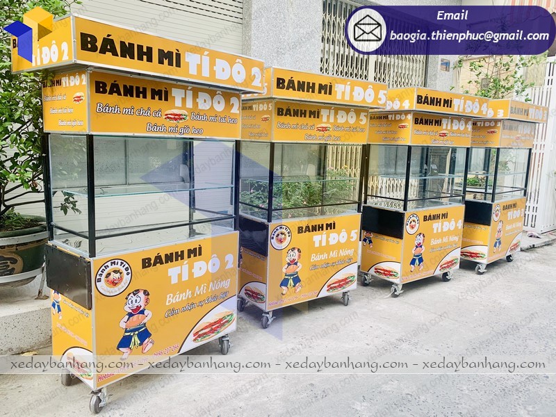 tủ đầy bánh mì di động