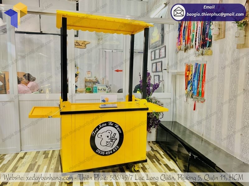 xe bán trà sữa bằng gỗ