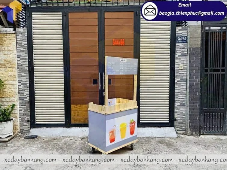 xe bán trà trái cây bằng gỗ