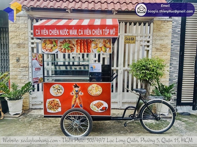 xe đạp bán xiên que cá viên