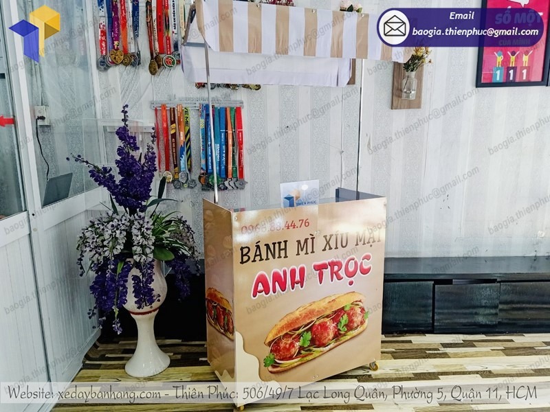 xe đẩy bán bánh mì vỉa hè