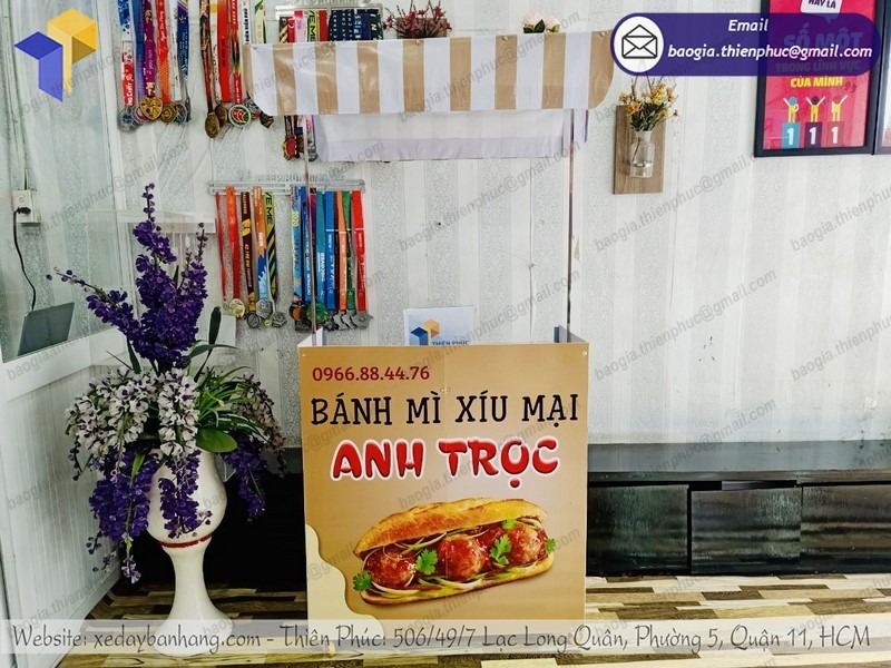 xe đẩy bán bánh mì
