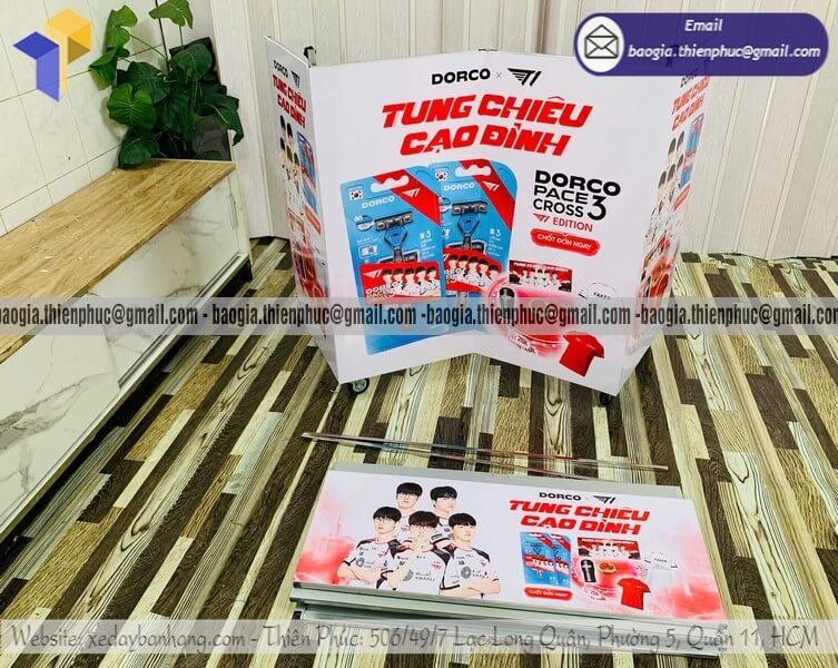 Xe đẩy trưng bày sản phẩm lắp ráp ngoài trời xếp gọn giúp tăng độ phủ thương hiệu nhanh
