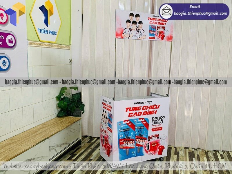 Xe đẩy trưng bày sản phẩm lắp ráp ngoài trời xếp gọn lưu động giá cực yêu thương