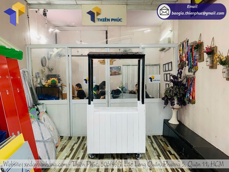 xe gỗ bán cà phê mang đi