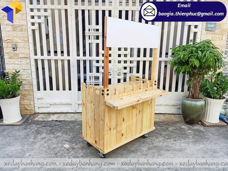 xe gỗ bán cà phê sinh tố