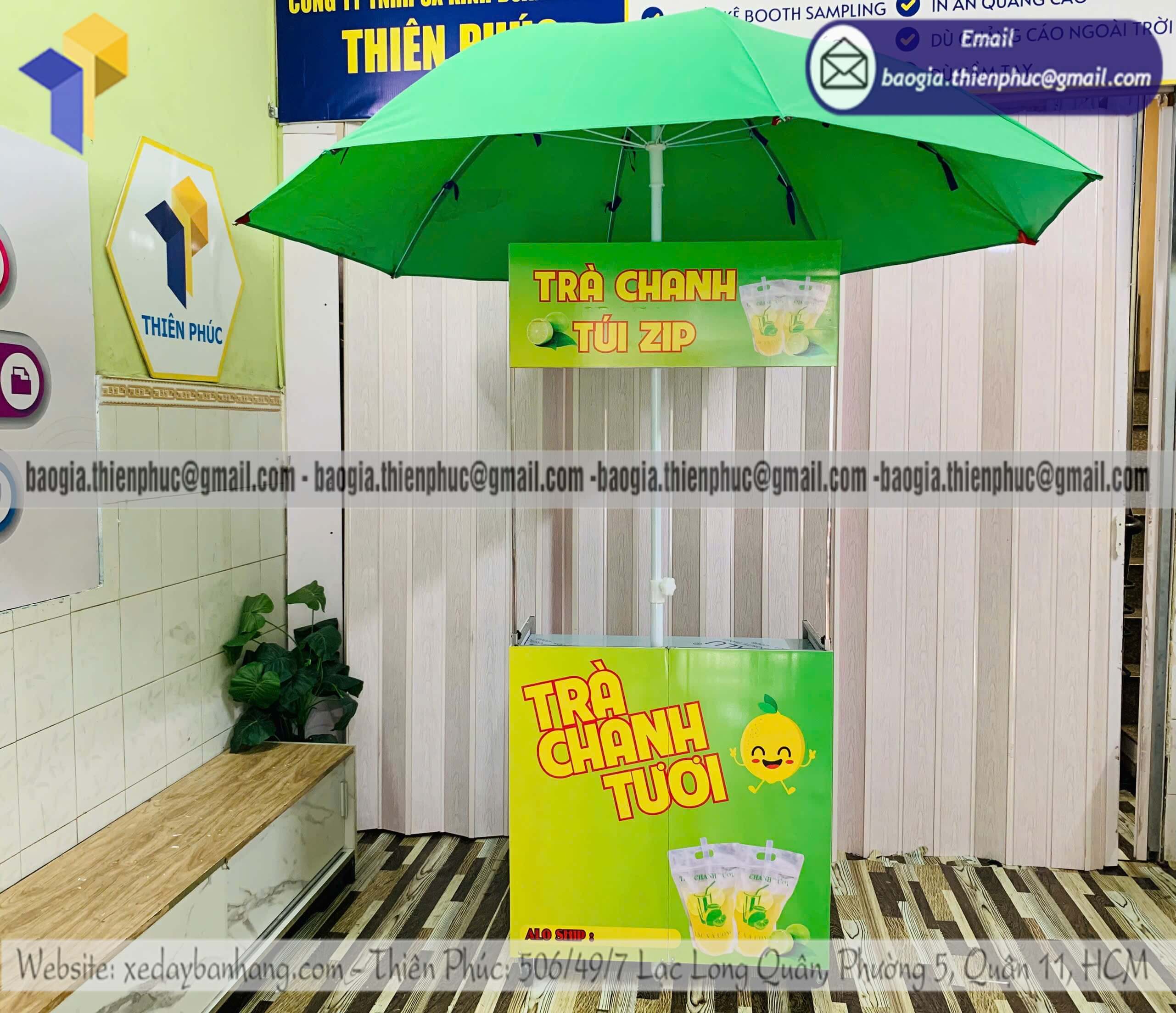 Xe trà chanh tươi bán rong trên lề đường xếp gọn