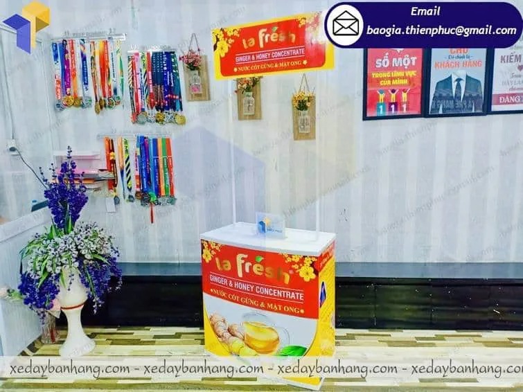 xưởng đóng booth nhựa sampling quảng cáo