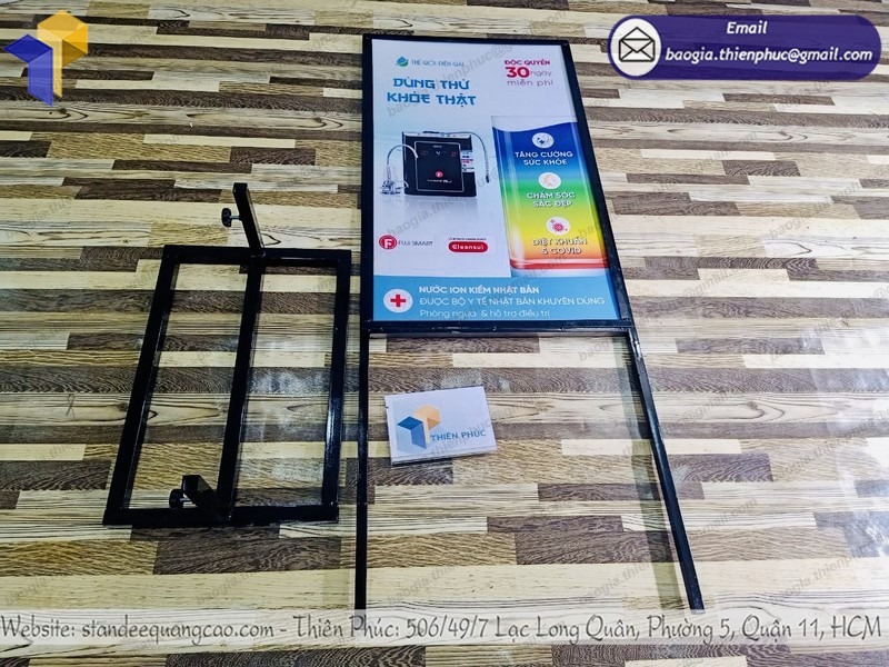 xưởng đóng standee khung sắt ngoài trời